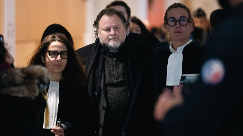 Regisseur Christophe Ruggia mit seinen beiden Anwältinnen. - Foto: Alexis Sciard/IMAGO
