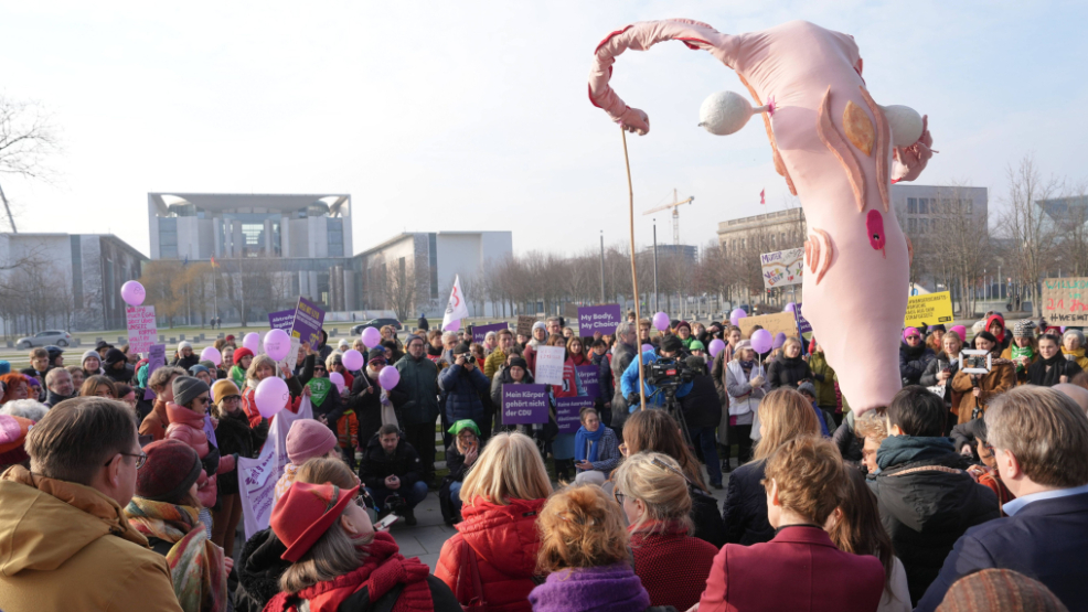 Hunderte demonstrierten gestern gegen die Entscheidung des Rechtsausschusses. Foto: imago/images