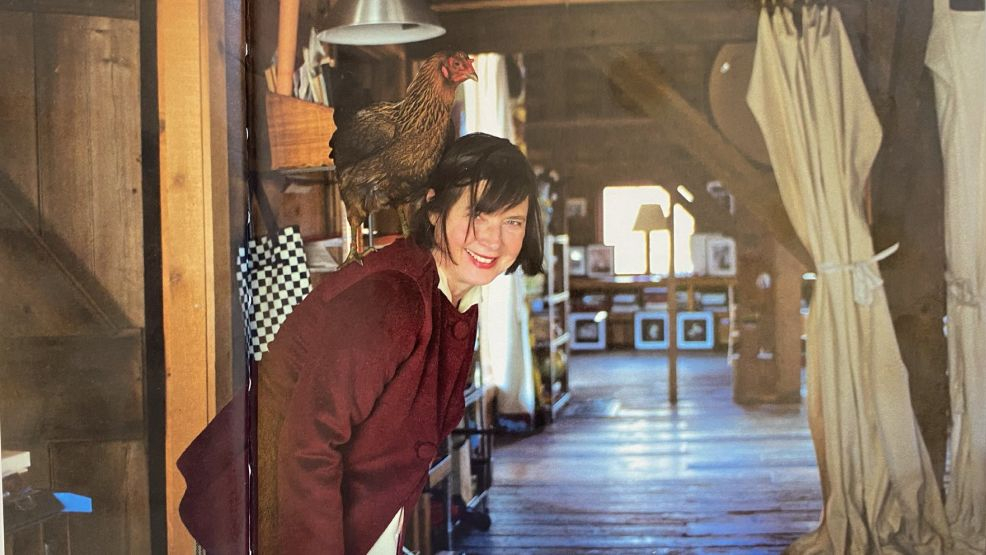 Isabella Rossellini mit einem ihrer Hühner auf ihrer Farm auf Long Island. - Foto: Ali Smith