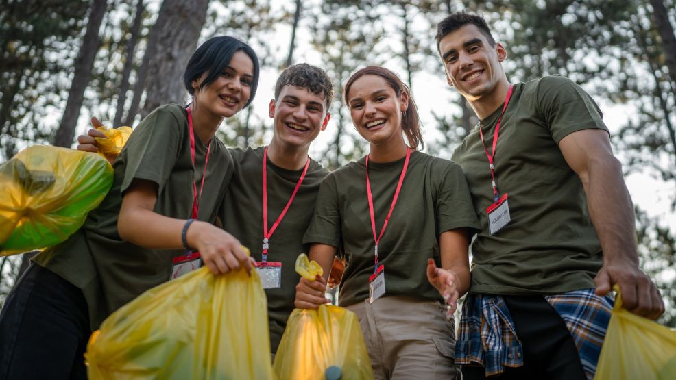 Warum nicht ein "Gemeinschaftsjahr" für alle - in der Bundeswehr oder im sozialen Bereich? - Foto: Miljan Zivkovic/Shutterstock 