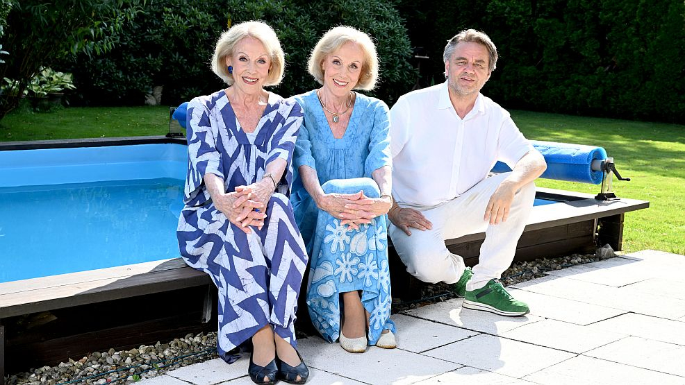 Alice und Ellen Kessler mit Interviewer Manfred Otzelberger. - Foto: Wolfgang Breiteneicher/ABR-Pictures