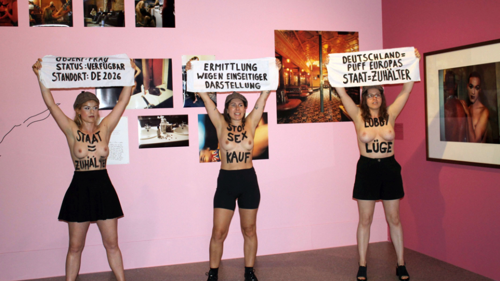 Auf Suche nach der Realität leider nicht fündig geworden: Femen-Aktion in den Ausstellungsräumen. der "Sex Work"-Ausstellung.